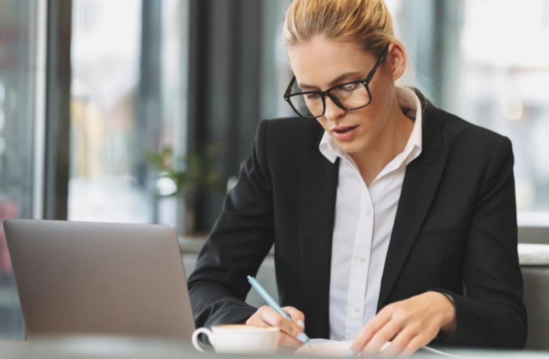 Menschen beim gemeinsamen Lernen und Austausch in einer entspannten Atmosphäre